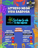 LETRERO NEÓN EN EL MAR LA VIDA ES MÁS SABROSA