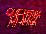 LETRERO NEÓN QUE PERRA MI AMIGA
