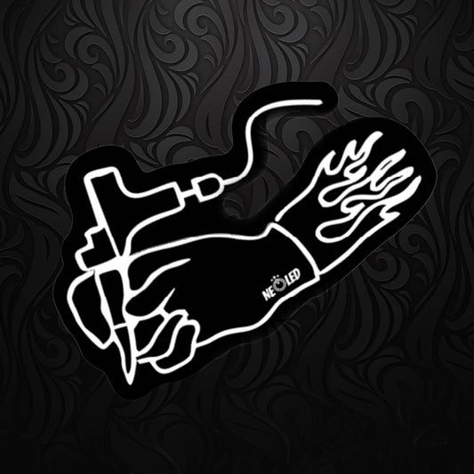 MANO TATUANDO CON FLAMAS
