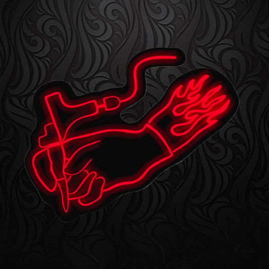 MANO TATUANDO CON FLAMAS